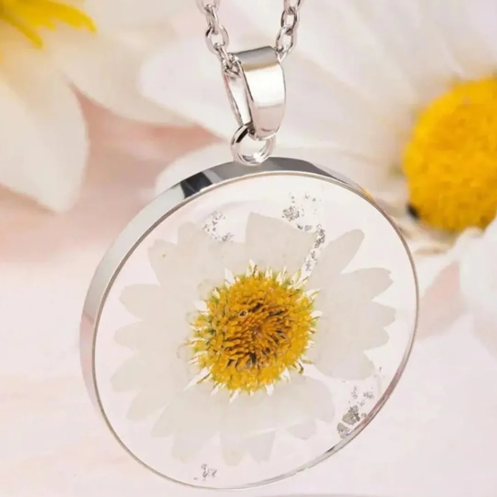 Elegant Silver Daisy Pendant Necklace